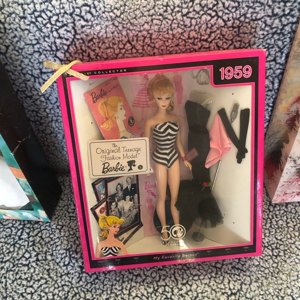 Beautiful 50th anniversary Barbie 1959 reproduction. Box in excellent condition